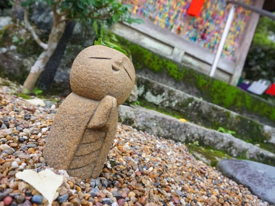 Jizo statues with charming expressions can be seen here and there in the precincts of the temple.