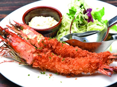 Adding lard to the frying oil takes the taste of the batter up a notch. A Lunch 2,580 yen with fried shrimp as the main dish.