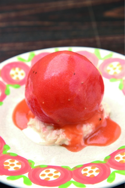 The whole tomato salad is as popular as the hamburger steak at ¥410. The tuna salad and homemade dressing play a supporting role.