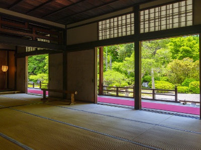 From Kacho-Den, one can look down on the garden of the Souami, the main garden of Shorenin  Monzeki. Visitors can enjoy the scenery of the four seasons.