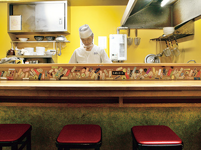 The restaurant is small with 4 seats. The conversation with the friendly owner is also fun.
The store has a hideaway atmosphere. There are often lines, so it's better to visit early!