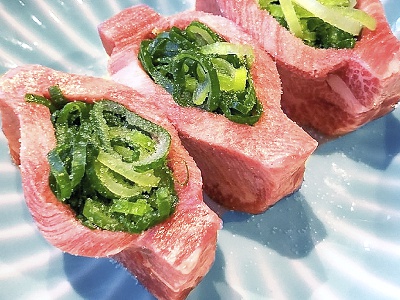 The thick sliced green onion tongue (439 yen for 1 piece) is a popular dish with plenty of Kujo green onions in the thick sliced tongue. The umami of the meat and the freshness of the green onion go well together.