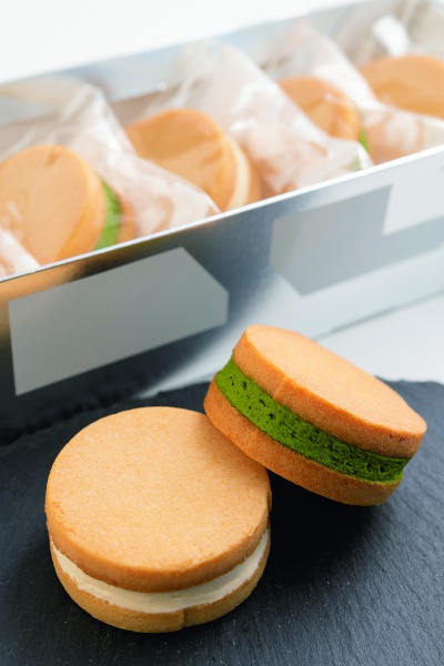 Rakusan Butter Sandwich, made with white bean paste kneaded into the dough to make it melt in your mouth, is 297 yen each. Two kinds of sandwiches: plain and green tea. Refrigerated for 14 days.