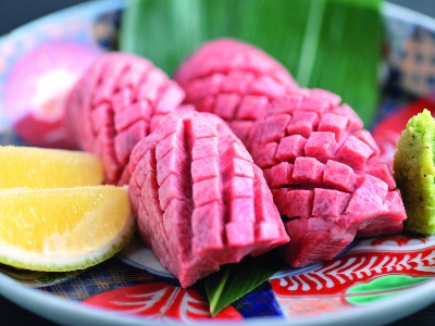 Tongue left for 20 days is this thick. The matured thick sliced tongue that is eaten refreshingly with lemon and wasabi is 3,500 yen.