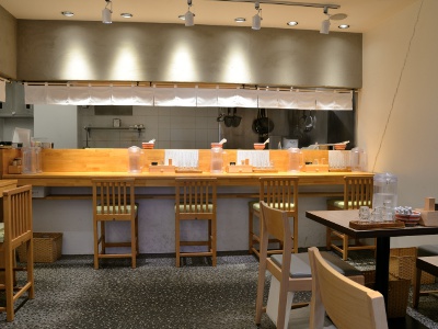 The restaurant has a warm and relaxing atmosphere. In addition to counter seats, there are also table seats.