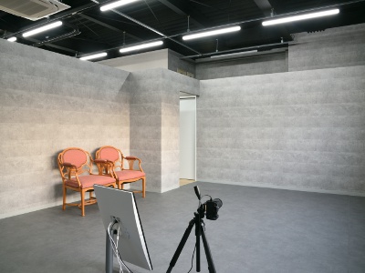 One of the studios used in the Casual Plan.
You can choose one of the two studios with different atmospheres and take a self portrait using authentic equipment. The shutter can be easily released at the touch of a button, so relax and enjoy the experience.