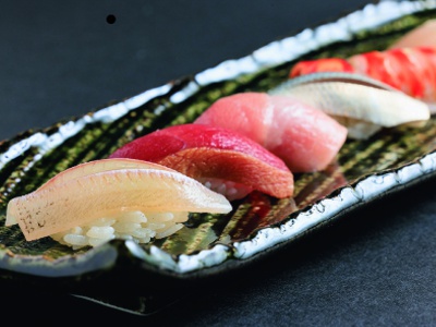 Sushi from Sushi Shin, a popular restaurant in Nishiki Market, is also available. Lunch from 1,800 yen, Dinner from 3,000 yen