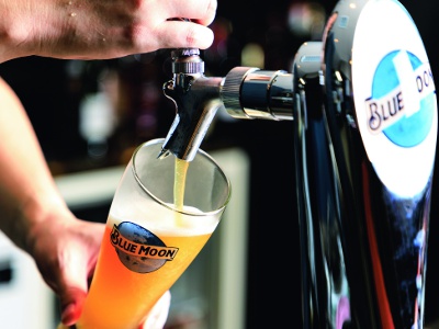 Blue Moon's draft beer, 900 yen, with its secret ingredient of Valencia orange peel, is a talented brew that has once won the No. 1 sales title in the United States.