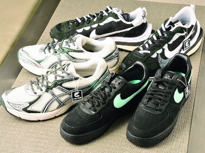 Sakai x Nike Vapor Waffle “Black & White” (back right) 167,500 yen 　Asics Vintage Tech GT-2160 “Cream/Scarab ”（ left, white) ¥60,000　Tiffany & Co. x Nike Air Force 1 Low “1837 ” （lower right) ¥328,900