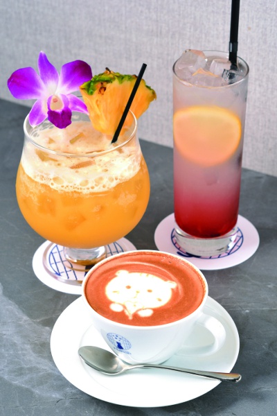 There is a wide variety of drinks, including pineapple juice (580 yen), homemade pink lemonade (630 yen), and café latte (600 yen). 100 yen discount if you order a set.