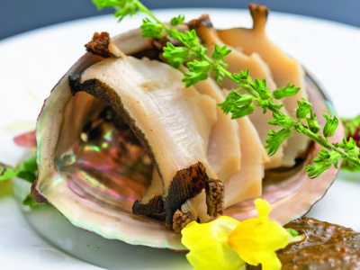 Chef's recommendation: 4,800 yen. Fresh seafood directly from the region, cooked to your liking. The photo shows fresh abalone.