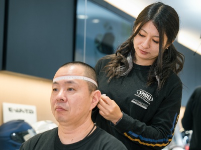 The “SHOEI Personal Fitting System” takes detailed measurements of the customer's head. Using special pads, the interior is made to fit just right with a sense of custom-made fit. Experience a comfortable fit.
