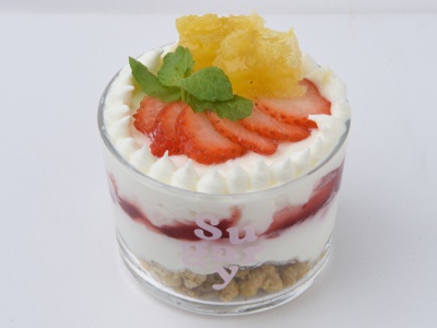 Strawberry with chewy texture + com honey Greek yogurt 1,300 yen.
