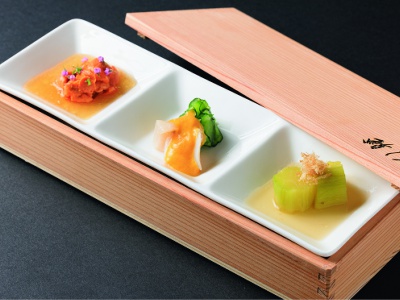 Daily appetizers included in the omakase course. Three dishes that are sure to be enjoyed with sake, such as sea urchin with Tosa vinegar jus, whelk and vinegared yolk.