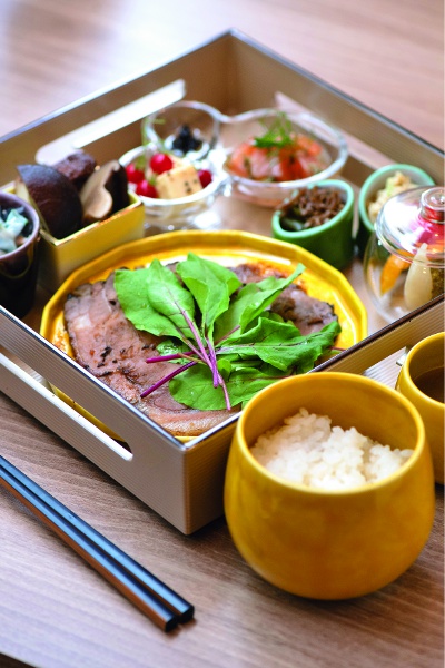 The Obanzai lunch of 3,300 yen (menu changes monthly), which incorporates an abundance of kyo yasai (Kyoto vegetables) and black tea, offers unique and creative dishes such as tsukudani (food boiled in soy sauce and sugar) made from black tea leaves.