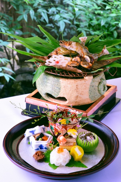 An example of an evening course meal - Ume - for 30,360 yen. The appetizer features autumn scenery such as chrysanthemums, the waxing moon, and gingko nuts. The grilled dish features a sweetfish and Hachimanmaki rolls.
