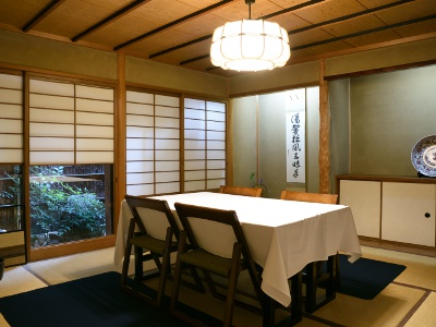 The private room “Yuraku” at the back of the first floor, where you can relax in the greenery of the garden. The hanging scroll is a gift from the head of the tea ceremony.
