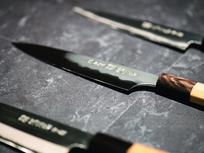 The kitchen knives produced by the handiwork of craftsmen are the pride of Japanese craftsmanship. The lineup ranges from small petty knives to hon-yaki willow blades.