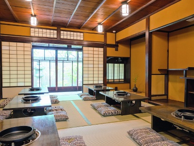 A tatami room on the first floor overlooking the garden. The pure Japanese style space with an alcove and chigaidana gives you a sense of security as if you are back home.