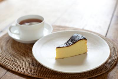 Basque Cheesecake 650 yen. It is rich but has a light aftertaste and is popular among men.　