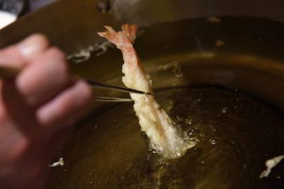 Tempura is fried in plenty of oil. The fluidity of their hands is a sight to behold.　