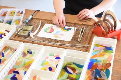 The experience of creating works by freely combining pre-cut glass is also popular (reservations required). Regular stained glass: rainbow, bird, balloon” (4,000 yen, takes about 2 hours to make).