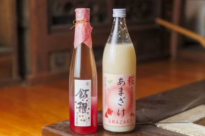 飯櫃（ぼんき）（左）1,650円（500ml）。甘酸っぱさが新鮮な白ワイン風低アルコール（8％）の純米酒。　