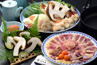 Sukiyaki with Tanba matsutake mushrooms 38,500 yen (not including tax). A luxurious sukiyaki with matsutake mushrooms from Tanba and a choice of richly delicious Kameoka shamo or Kameoka beef. *Picture is for 4 persons.