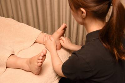 A foot bath stimulates blood circulation, cream is applied, and then foot pressure points are stimulated.