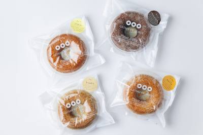 Rice-flour baked doughnuts, rich in butter but made healthy, are also perfect to take with you, at 280 yen.