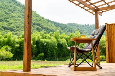 You can enjoy outside air bath with the pleasant chirping of wild birds.