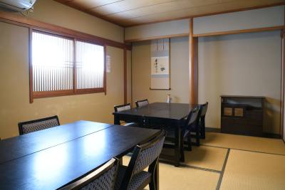 The restaurant offers private rooms with a Japanese atmosphere.　