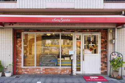 A popular patisserie that draws a line out the door on weekends. Be sure to try the sweets that the locals love so much.