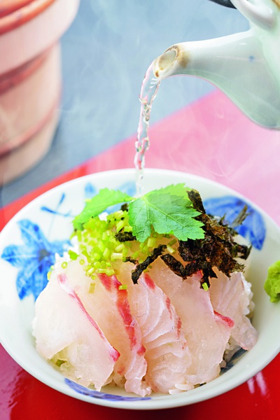 The plump sea bream sashimi becomes chewy when tea is poured over it.