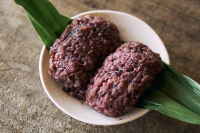 Handmade ohagi (rice balls) made by the mothers of Miyama are 430 yen each. Made from black rice, a type of ancient rice, they are rich in aroma.