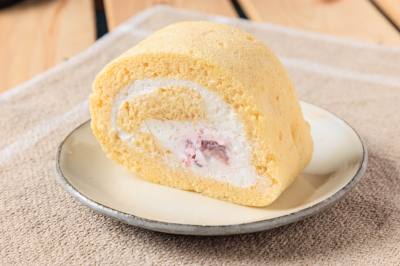 Strawberry roll cake 350 yen. Whole cakes can also be ordered by reservation.　