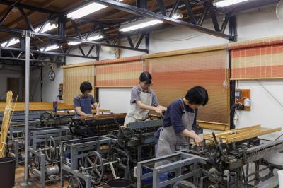 In the workshop located in the back of the store, craftsmen make sudare by machine or by hand.