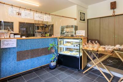 Inside the store with cute tiles. Piano performances are held irregularly.