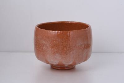 Akaraku tea bowl with beautiful deep color.　