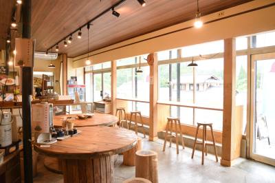 The store offers a daily tea service for self-service.