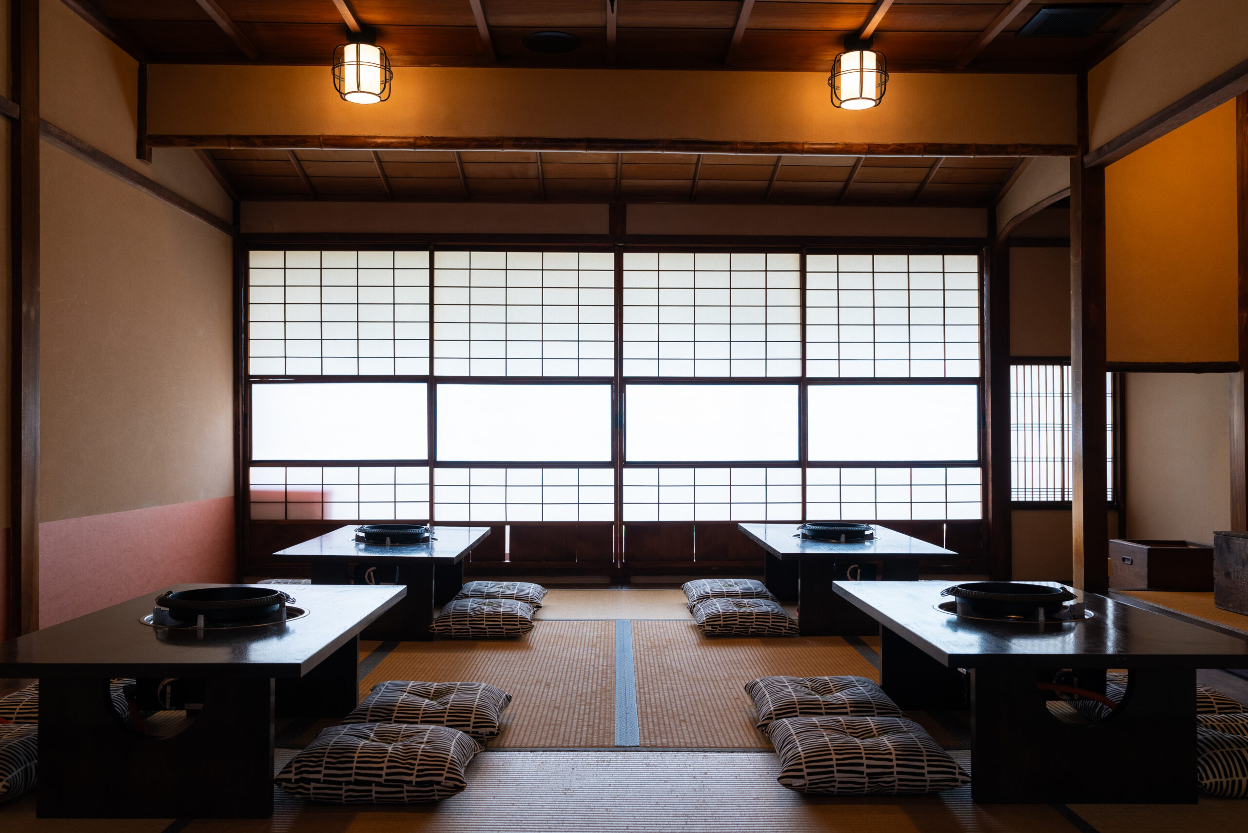 A tatami room on the first floor overlooking the garden. The pure Japanese style space with an alcove and chigaidana gives you a sense of security as if you are back home.