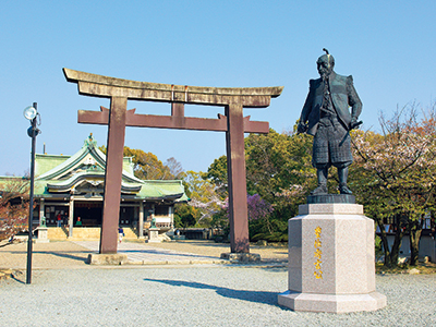 The statue of Hideyoshi TOYOTOMI is the landmark. As a souvenir, please try the amulet of gourd.