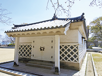 A gold storehouse where senryo-bako were kept in the Edo period. The waist wall is beautiful because of 