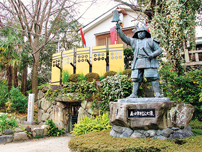 抜け穴の脇には真田幸村の銅像が建つ。