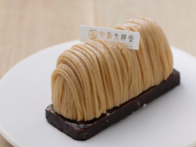 Kayabuki 935 yen (Take-out 918 yen). This specialty cake has a rich and smooth Mont Blanc cream made with Tanba chestnuts and the aroma of brown rice meringue.