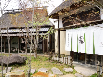 Nakashimataishodo's main store is located in Tamba City, Hyogo Prefecture. In a space that makes use of a quaint thatched private house, we offer oven-baked pizza and our signature sweets that incorporate the bounty of the satoyama. The delicious time spent while admiring the seasonal scenery will relax your mind and heart. Reservations are recommended (except for major holidays and the fall season).