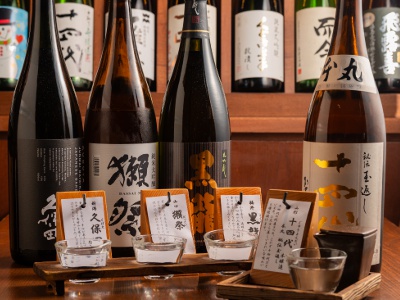 At Robata no Sato, enjoy Robata dishes that bring out the best of the ingredients to the maximum, paired with sake from various regions of Japan. We recommend the sake comparison set.