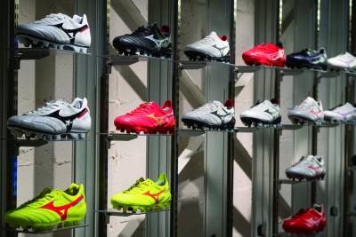 The second floor features football and running shoes and apparel that are highly acclaimed overseas. The display is simple and easy to choose from.