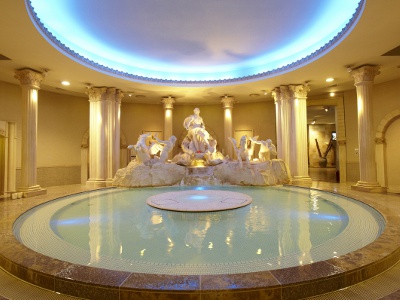 The “Ancient Roman Baths” express the beauty of Roman culture, including a reproduction of the Trevi Fountain.