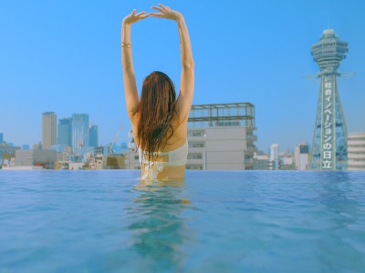 A resort space with a view of Tsutenkaku Tower. Come and enjoy a luxurious pool experience.